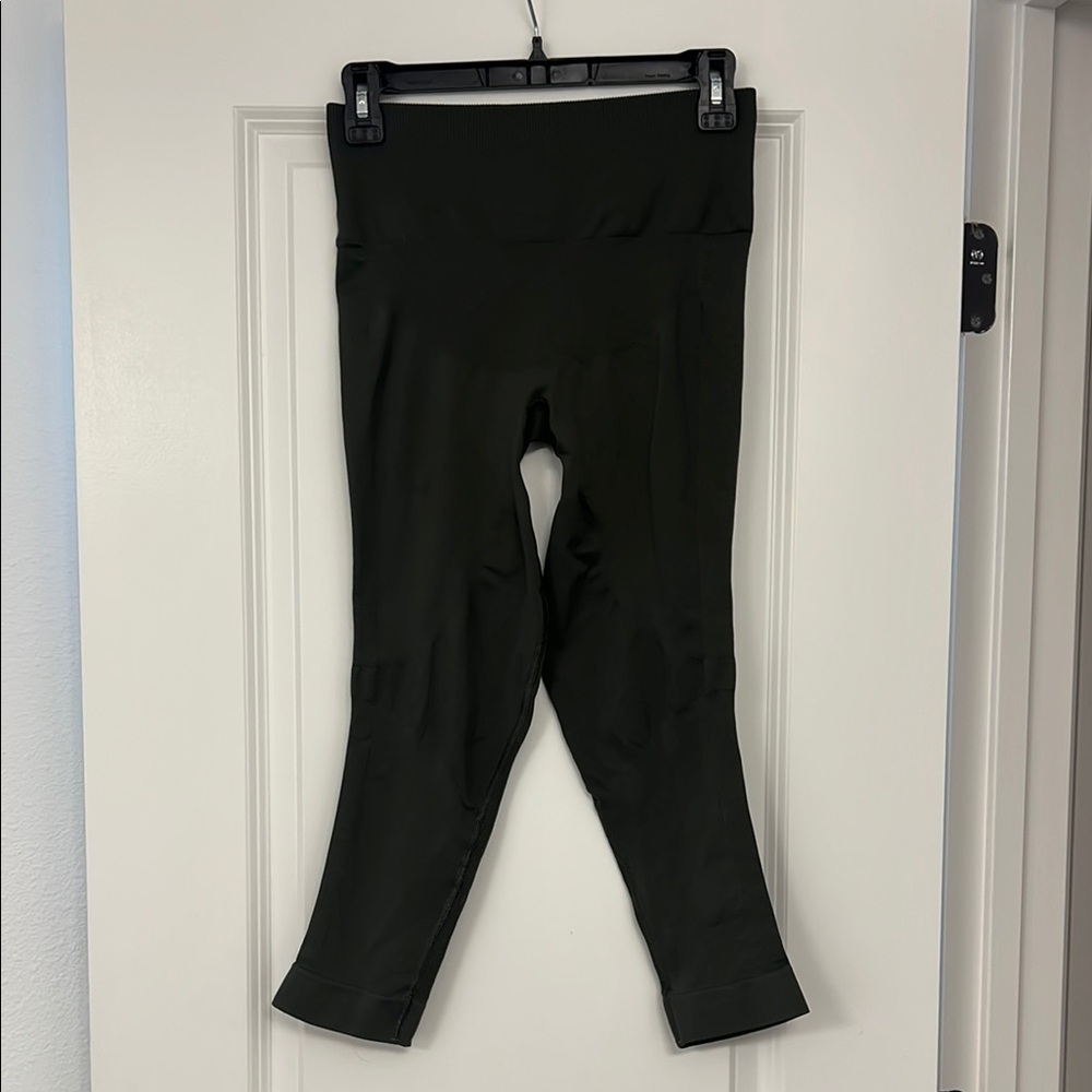 Lululemon Zone In Crop Seamless Leggings Women’s 8 21” inseam